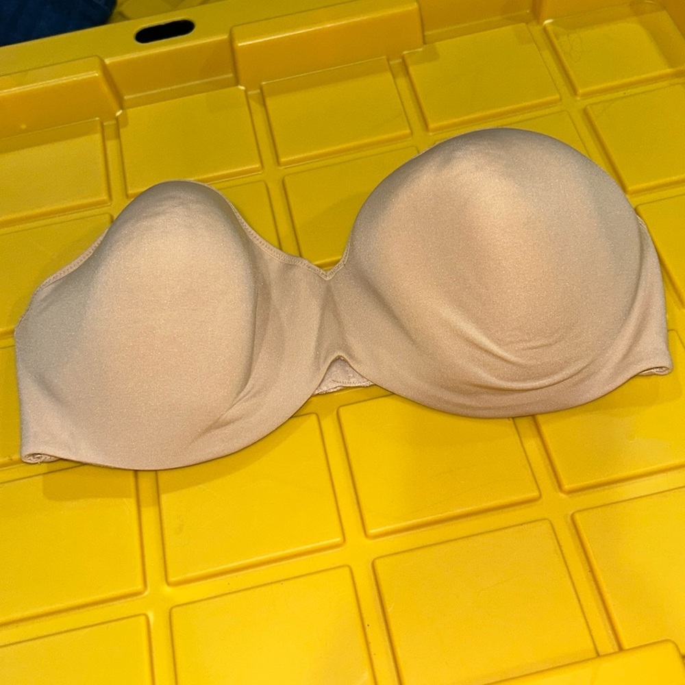 EUC Wonderbra 38D strapless bra